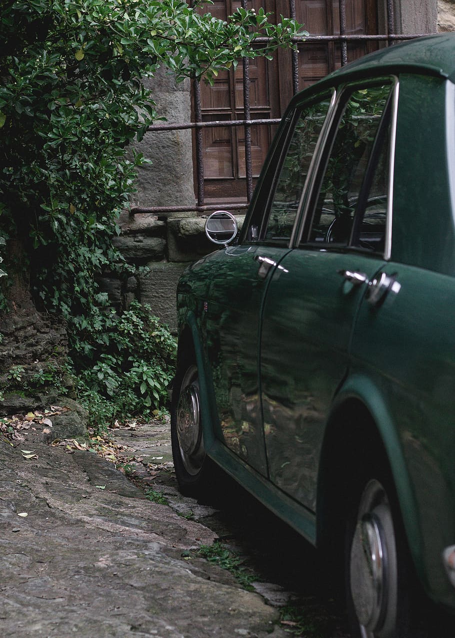 berlina verde, pneumatico, ha parlato, macchina, ruota, ruota in lega, ruota di automobile, mezzi di trasporto, veicolo, automobile, auto, specchio, specchio per auto, asfalto, capestro, Ingranaggio, amarillide, pianta, fiore, fiorire, modo di trasporto, veicolo terrestre, veicolo a motore, giorno, stazionario, esterno dell'edificio, architettura, struttura costruita, nessuno, parcheggio, in stile retrò, all'aperto, città, colore verde, strada, albero, 2K