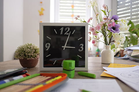 tempo, orologio, pointer, quadrante, scuola, imparare, compiti a casa, scrivania, Schulbeginn, tavolo, fiore, pianta fiorita, pianta, in casa, natura morta, nessuno, vaso, comunicazione, testo, freschezza, giorno, creatività, concentrarsi sulle conoscenze acquisite, arte e artigianato, pubblicazione, carta, natura, avvicinamento, tavola, composizione floreale, 5K, CC0, dominio pubblico, privo di copyright