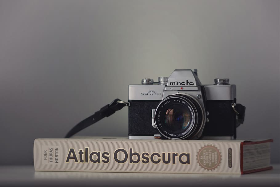 grigio, fotocamera minolta, libro, tecnologia, testo, temi fotografici, macchina fotografica - attrezzatura fotografica, sceneggiatura occidentale, in casa, comunicazione, avvicinamento, attrezzatura fotografica, obiettivo - strumento ottico, natura morta, telecamera, in stile retrò, nessuno, girato in studio, sfondo grigio, Fotografare, caratteristica della parete, copia spazio, Camera digitale, fotocamera reflex, 5K