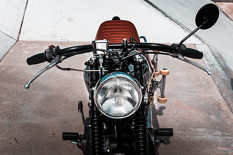 sort standard motorcykel, krom, tæt på, motor, gear, forlygte, maskine, motorcykel, udendørs, skateboard, stål, teknologi, transportsystem, hjul, transportmidler, transportform, land køretøj, cykel, by, dag, gade, en person, vej, ridning, styr, rejse, stationær, ride, 5K, CC0, offentligt domæne, royaltyfrie