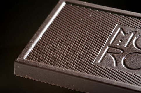 maquinari de l'ordinador, teclat d’ordinador, maquinari, teclat, electrònica, ordinador, dolços, menjar, xocolata, radiador, pedal, instrument musical, pastisseria, marca comercial, logotip, símbol, acordió, pneumàtic, tapa de lent, CPU, primer pla, cap gent, fons negre, tir de l'estudi, a l'interior, metall, nombre, sol objecte, comunicació, patró, tecnologia, natura morta, forma, taula, centrar-se en primer pla, cultura i entreteniment artístic, text, disseny, tallar, obert, color plata, 4K, CC0, domini públic, lliure de regalies