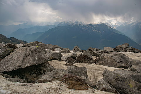 gris, roques, frontal, muntanya, núvols, fred, la llum del dia, durant el dia, alt, gel, paisatge, cim de muntanya, muntanyes, naturalesa, a l'aire lliure, escènic, cel, neu, hivern, imatges de drets d’autor, núvol - cel, Serra, rock, rock - object, bellesa a la natura, escenics - natura, sòlid, medi ambient, cap gent, escena tranquil·la, tranquil·litat, geografia física, escena no urbana, muntanya nevada, 5K, CC0, domini públic, lliure de regalies