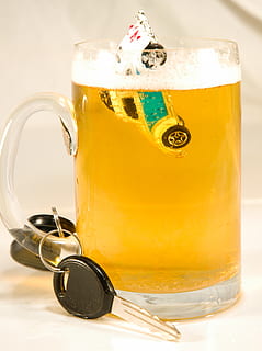 băut, conducere, avertizare, alcool, DWI, dui, politie, arestare, rănire, moarte, concediu, Anul Nou, chei, mașină, auto, vehicul, bere, halbă, sticlă, băutură, gustare, mancare si bautura, echipamente de uz casnic, sticlă - material, pahar de băut, galben, natură moartă, prospeţime, nici o persoana, transparent, a închide, alimente, masa, în interior, fruct, fruct citric, mâncat sănătos, 4K, CC0, domeniu public, fără drepturi de autor