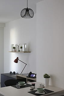 Brun, studere lampe, bord, indendørs, hjem interiør, belysningsudstyr, hjemlige værelse, møbel, potteplante, hjem, ingen mennesker, elektrisk lampe, fravær, plante, home showcase interiør, murbygningsfunktion, dag, moderne, hvid farve, natur, lys, husholdningsudstyr, stueplante, ur, 5K, CC0, offentligt domæne, royaltyfrie