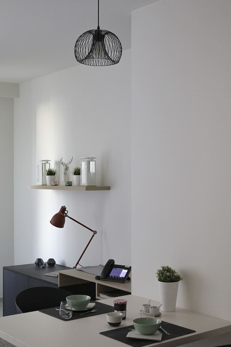 Brun, studere lampe, bord, indendørs, hjem interiør, belysningsudstyr, hjemlige værelse, møbel, potteplante, hjem, ingen mennesker, elektrisk lampe, fravær, plante, home showcase interiør, murbygningsfunktion, dag, moderne, hvid farve, natur, lys, husholdningsudstyr, stueplante, ur, 5K