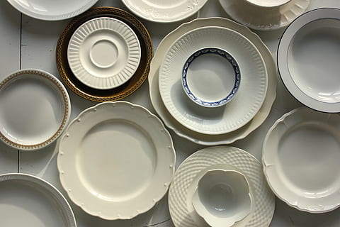 sortierte Farbe, Keramik, Essgeschirr, einstellen, Untertasse, Lebensmittel, Mahlzeit, Gericht, Kunst, Porzellan, Toilette, Zimmer, drinnen, Badezimmer, Weiß, Fotografie, Flatlay, Platten, Tasse, Kaffeetasse, Schüssel, Teller, Tellerhalter, Hintergründe, große gruppe von gegenständen, Vollbild, Kreis, keine Leute, Geometrische Figur, gestalten, Nahansicht, Stillleben, High Angle View, Design, weiße Farbe, Fülle, direkt darüber, Anordnung, Muster, Wiederholung, Essen und Trinken, Geschirr, 5K, CC0, gemeinfrei, lizenzfrei