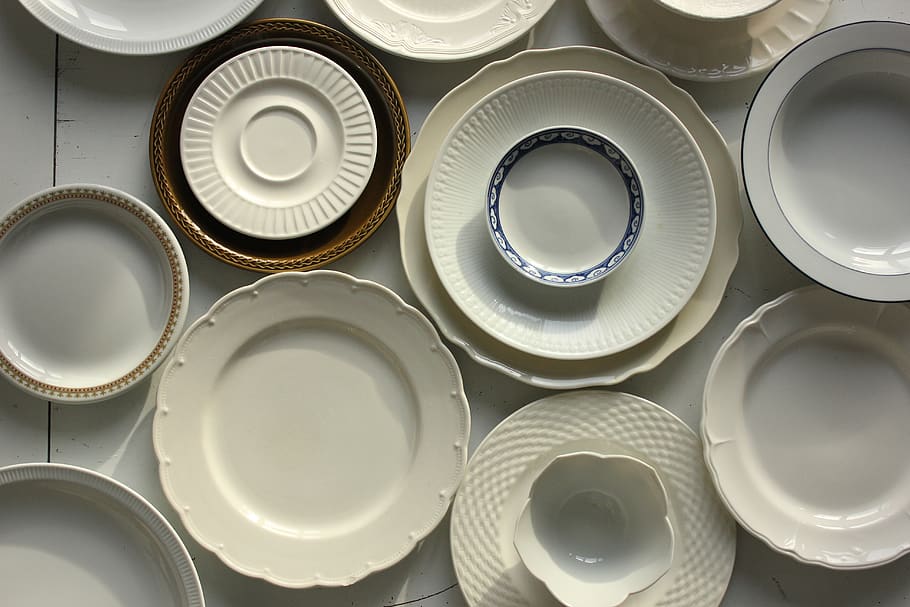 color assortit, ceràmica, vaixella, conjunt, plat, menjar, art, porcellana, lavabo, habitació, a l'interior, bany, blanc, fotografia, flatlay, plaques, tassa, tassa de cafè, bol, rack de placa, fons, gran grup d'objectes, marc complet, cercle, cap gent, forma geomètrica, forma, primer pla, natura morta, vista d’angle alt, disseny, Color blanc, abundància, directament a sobre, arranjament, patró, repetició, menjar i beguda, 5K