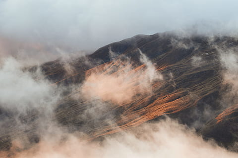 les montagnes, de pointe, nuage, tomber, Montagne, lever du soleil, Matin, de mauvaise humeur, Couleur, ciel, brume, des nuages, nuageux, flanc de coteau, colline de montagne, paysage, d'en haut, explore plus, fumée - structure physique, la nature, mouvement, environnement, journée, personne, beauté dans la nature, en plein air, terre, paysages - nature, nuage - ciel, tranquillité, brouillard, scène non urbaine, géologie, chaleur - température, vent, la pollution, 2K, CC0, domaine public, libre de droits