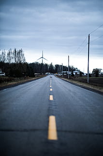 leere Autobahn, Straße, Autobahn, Weg, Asphalt, Auto, Automobil, Transport, Fahrzeug, Maschine, Reifen, Möbel, Anrichte, Kabel, Motor-, Teer, Elektrischer Sendemast, Stromleitungen, Gebäude, städtisch, der Weg nach vorn, Richtung, Himmel, abnehmende Perspektive, die Straßenmarkierung, Markierung, Fluchtpunkt, wolke - himmel, Natur, Zeichen, Symbol, keine Leute, leeren, leere Straße, Verbindung, draußen, Baum, Tag, Elektrizität, Oberflächenniveau, Trennlinie, 5K, CC0, gemeinfrei, lizenzfrei