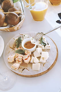 plade, forberedt, mad, appetitvækker, brød, ost, fløde, mejeriprodukt, lækker, Epicure, gaffel, måltid, mund-vanding, kande, restaurant, sovs, velsmagende, mad og drikke, bord, friskhed, klar til at spise, sund kost, høj vinkel visning, stilleben, drikke, indendørs, velvære, ingen mennesker, spise redskaber, forfriskning, skål, køkkenredskaber, glas, morgenmad, fristelse, snack, porcelæn, 2K, CC0, offentligt domæne, royaltyfrie