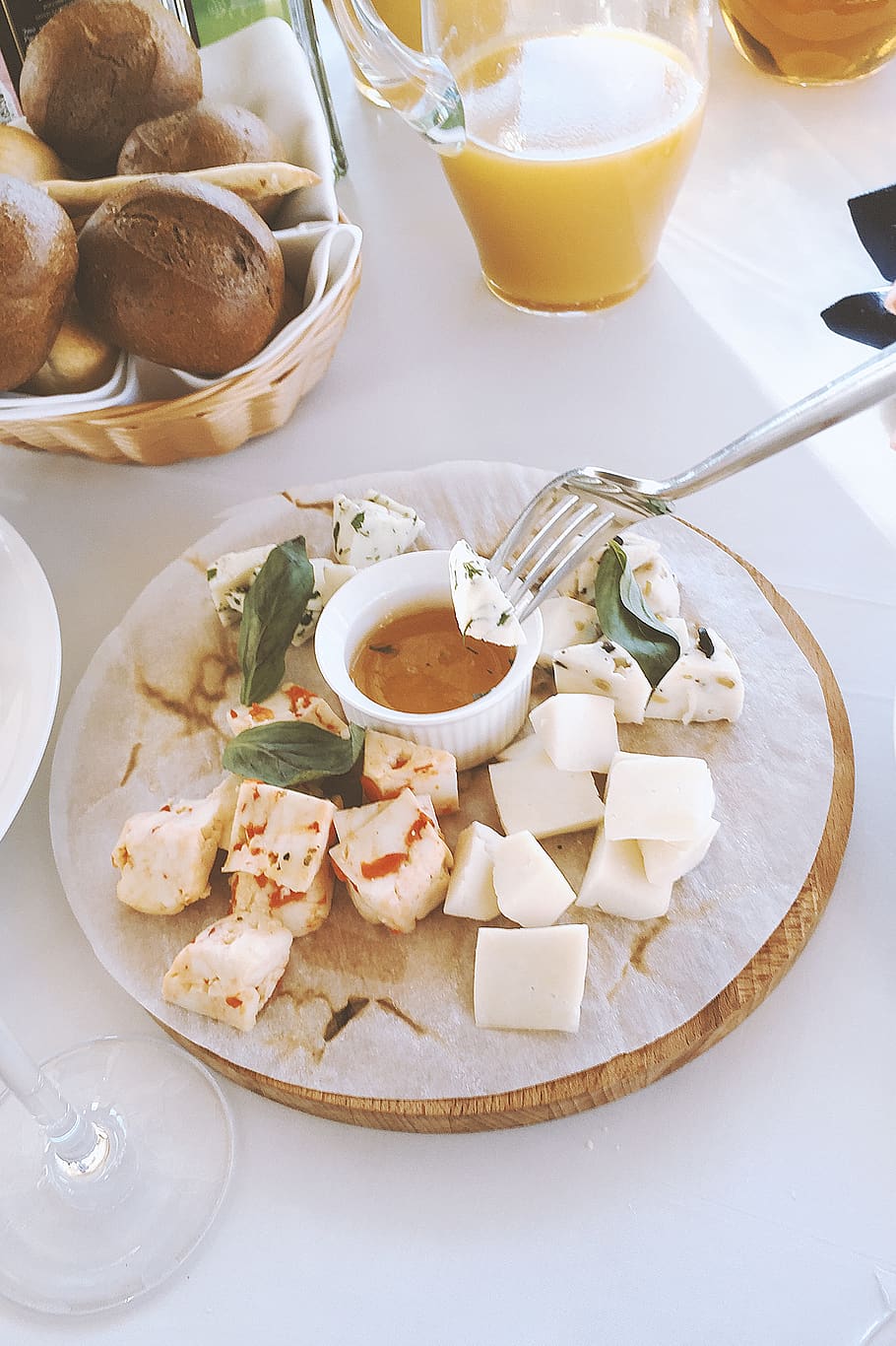 placa, preparat, menjar, aperitiu, pa, formatge, crema, producte diari, deliciós, epicure, forquilla, regust, llançador, restaurant, salsa, saborós, menjar i beguda, taula, frescor, llest per menjar, alimentació saludable, vista d’angle alt, natura morta, beure, a l'interior, benestar, cap gent, utensili per menjar, refresc, bol, estri de cuina, vidre, esmorzar, temptació, berenar, vaixella, 2K