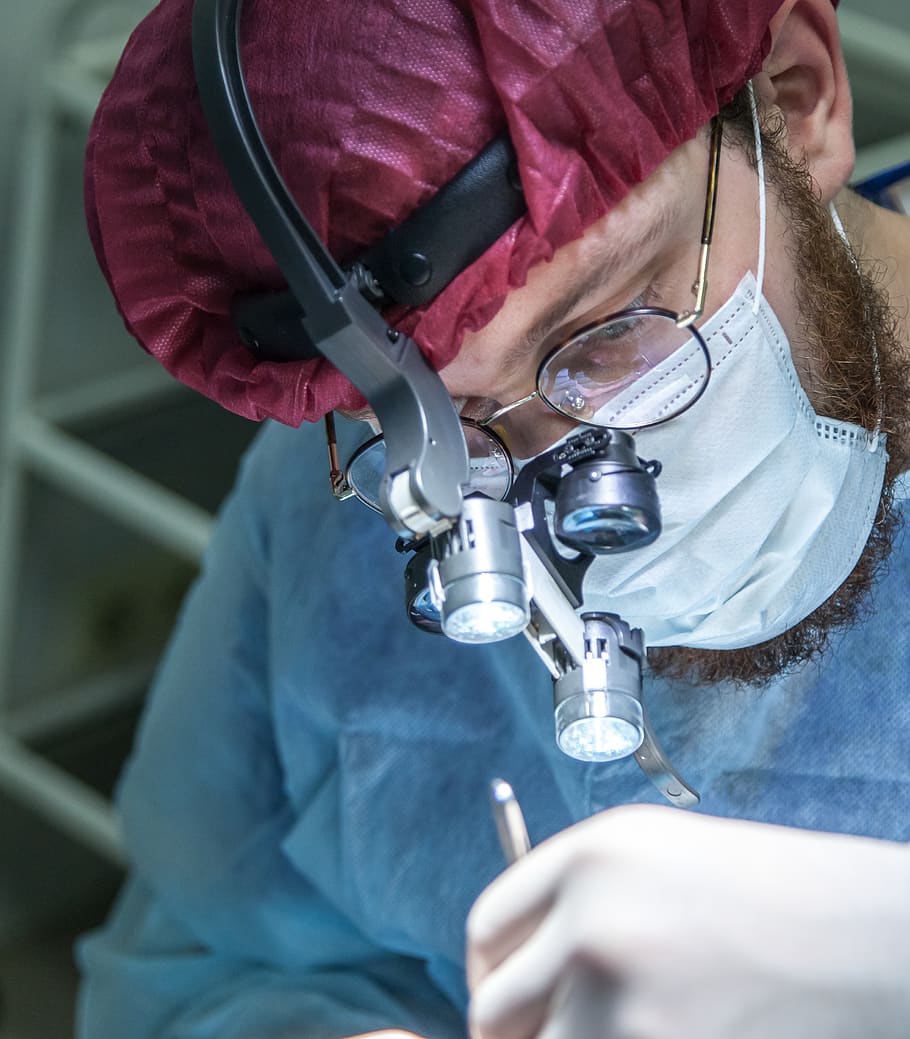 mand, iført, hovedmikroskop, beskæftigelse, rigtige mennesker, en person, arbejder, sundhedspleje og medicin, udstyr, indendørs, herrer, voksen, midsection, fokus på forgrunden, bedrift, videnskab, ekspertise, menneskelig kropsdel, tæt på, dygtighed, uigenkendelig person, forfra, kirurg, 2K