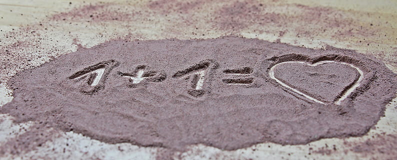 1, +, =, hjerte, sand, kunst, baggrund, baggrundsbillede, strand, par, kærlighed, forhold, romantisk, skilt, symbol, sammen, tekst, positive følelser, meddelelse, vestlige script, emotion, hjerte form, ingen mennesker, besked, stort bogstav, Kunst og håndværk, dag, kreativitet, håndværk, skrivning, jord, høj vinkel visning, tæt på, valentins dag - ferie, 5K, CC0, offentligt domæne, royaltyfrie