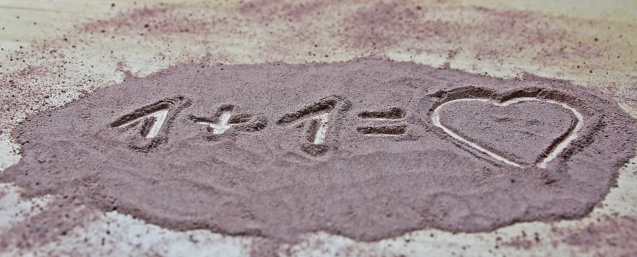 1, +, =, Herz, Sand, Kunst, Hintergrund, Hintergrundbild, Strand, Paar, Liebe, Beziehung, romantisch, Zeichen, Symbol, zusammen, Text, positive Emotionen, Kommunikation, westliche Schrift, Emotion, Herzform, keine Leute, Botschaft, Großbuchstabe, Kunst und Handwerk, Tag, Kreativität, Schreiben, Land, High Angle View, Nahansicht, Valentinstag - Urlaub, 5K