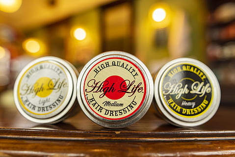 kolme pulloa, gouda, Alankomaat, korkea-elämän pomade, olut, juoda, alkoholi, juoma, pullo, logo, symboli, tavaramerkki, etiketti, teksti, tina, lager-olut, ruoka, voida, viina, kasvi, kaljapullo, keskittyä etualalle, pöytä, lähikuva, ei ihmisiä, sisällä, puu - materiaali, antiikki-, viestintä, läntinen käsikirjoitus, asetelma, menneisyys, valikoiva tarkennus, arkkitehtuuri, määrä, liiketoiminta, valinta, historia, vanha, vaihtelu, 5K, CC0, public domain, rojaltivapaa
