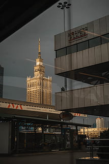 torre grigia, costruzione, Torre, architettura, città, edificio per uffici, cittadina, urbano, guglia, campanile, Torre dell'orologio, metropoli, centro, alto aumento, persona, umano, strada, capitale, immobiliare, edifici, Varsavia, esterno dell'edificio, struttura costruita, destinazioni di viaggio, cielo, edificio per uffici esterno, viaggio, testo, nessuno, alto - alto, grattacielo, comunicazione, turismo, moderno, mezzi di trasporto, natura, all'aperto, distretto finanziario, 4K, CC0, dominio pubblico, privo di copyright
