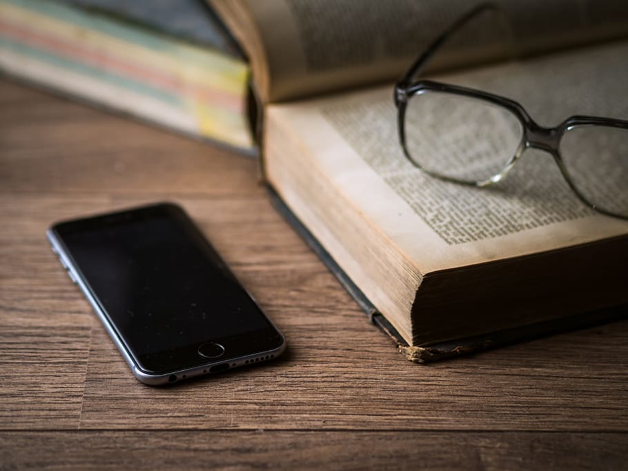 plads, grå, iphone 6, top, Brun, bord, ved siden af, Bestil, skrivebord, briller, iphone, viden, smartphone, trådløs teknologi, teknologi, meddelelse, forbindelse, mobiltelefon, bærbar informationsenhed, smart telefon, træ - materiale, skærm, stilleben, tæt på, fokus på forgrunden, ingen mennesker, enhed skærmen, indendørs, telekommunikationsudstyr, bærbarhed, personlige tilbehør, 4K