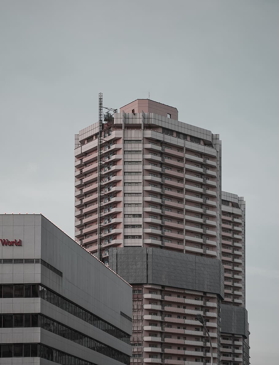 edifici pintat de blanc, edifici, edifici d'oficines, de gran alçada, urbà, ciutat, habitatge, condomini, edifici d'apartaments, arquitectura, carretera, metròpolis, torre, campanar, fletxa, asfalt, barana, centre de la ciutat, exterior de l'edifici, estructura construïda, cel, vista d’angle baix, cap gent, naturalesa, exterior d’edifici d’oficines, modern, dia, alta - alta, barri residencial, a l'aire lliure, oficina, indústria, cel clar, gratacels, negocis, apartament, 4K