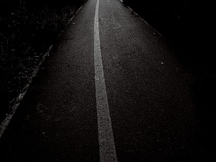 selektiv, fokus fotografering, grå, beton, vej, dagtimerne, linje, sti, cykelsti, sort og hvid, monokrom, symmetri, mørk, vignet, linea continua, blanco y negro, Carretera, symbol, vejmærkning, mærkning, transportmidler, skilt, vejen frem, retning, asfalt, ingen mennesker, faldende perspektiv, skillelinje, dag, forsvindingspunkt, enkeltlinie, udendørs, tom vej, natur, by, høj vinkel visning, lige, parallel, 4K, CC0, offentligt domæne, royaltyfrie