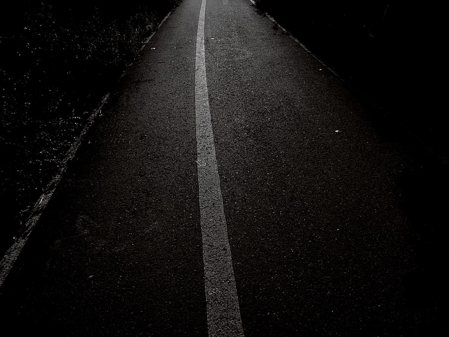 selectiu, focalitzar la fotografia, gris, concret, carretera, durant el dia, línia, Camí, ruta, ruta de la bicicleta, blanc i negre, monocroma, simetria, fosc, vinyeta, linea continua, blanco y negro, símbol, marcatge de carreteres, marcatge, transport, signe, el camí a seguir, direcció, asfalt, cap gent, perspectiva decreixent, línia divisòria, dia, punt de fuga, línia única, a l'aire lliure, carretera buida, naturalesa, ciutat, vista d’angle alt, recta, paral·lel, 4K