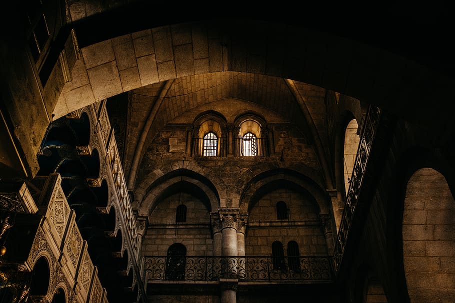 edificio in cemento interno, architettura, arco, struttura costruita, religione, credenza, costruzione, luogo di culto, storia, il passato, spiritualità, Inquadratura dal basso, esterno dell'edificio, destinazioni di viaggio, turismo, viaggio, nessuno, all'aperto, colonna architettonica, abbazia, antica civiltà, arcuato, 5K