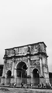 Roma, estructura construïda, arc, arquitectura, història, el passat, cel clar, exterior de l'edifici, cel, còpia espai, turisme, viatjar, persones incidentals, naturalesa, destinacions de viatge, dia, vista d’angle baix, antic, monument, grup de persones, ciutat, a l'aire lliure, civilització antiga, 2K, CC0, domini públic, lliure de regalies