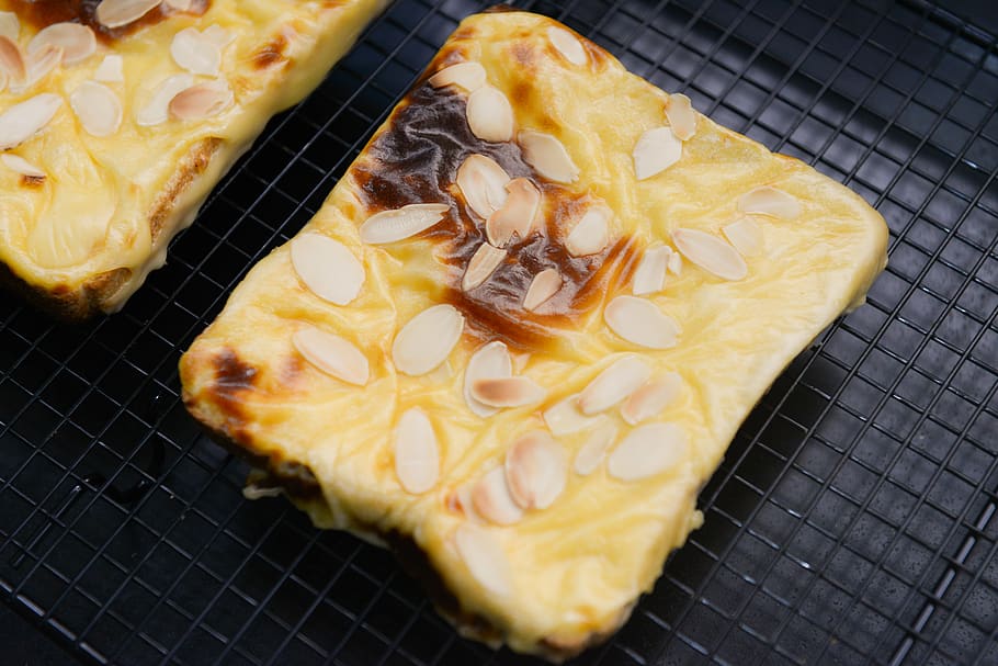 fotografia ravvicinata, Pasticcino, sfocatura, pane, formaggio, avvicinamento, delicatezza, delizioso, conoscitore, messa a fuoco, cibo, indulgenza, affettato, gustoso, cibo e bevande, freschezza, in casa, vista dall'alto, cibo dolce, dolce, pronto a mangiare, nessuno, natura morta, rack di raffreddamento, griglia, tentazione, modello, mangiare malsano, al forno, frutta, spuntino, 5K