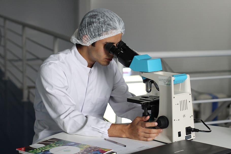 vista de l’home, blanc, microscopi, humà, persona, gent, florianópolis, Brasil, ciència, connector, dispositiu elèctric, endoll, adaptador, laboratori, masculí, home, metge, passos, barret, barana, una persona, tecnologia, a l'interior, roba, ocupació, cintura cap amunt, salut i medicina, científic, instrument òptic, recerca, educació, persones reals, celebració, concentració, homes, equips de laboratori, bata de laboratori, experiment científic, analitzar, 5K