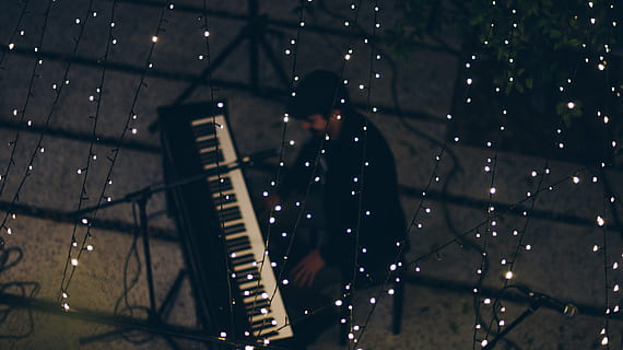 Mann spielt Tastatur, Person, Mensch, draußen, Freizeitaktivitäten, Musiker, Musikinstrument, Natur, Klavier, Licht, Fackel, Pflanze, Baum, Menschen, Pianist, Künstler, Bühne, Elektronik, Tastatur, Papier-, Menge, eine Person, Musik-, echte Menschen, Fokus auf den Vordergrund, Musikausrüstung, drinnen, Kunst, Kultur und Unterhaltung, Lebensstile, Nacht-, beleuchtet, Männer, Legere Kleidung, Fertigkeit, Erwachsene, junger Erwachsener, Performance, 5K, CC0, gemeinfrei, lizenzfrei