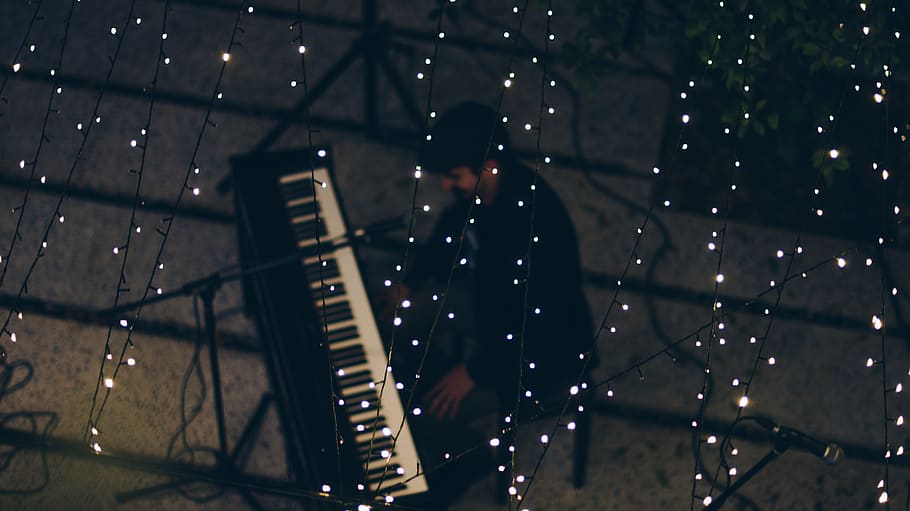 mand spiller tastatur, person, human, udendørs, fritids aktiviteter, musiker, musikinstrument, natur, klaver, lys, flare, plante, træ, mennesker, pianist, performer, scene, elektronik, tastatur, papir, menneskemængde, en person, musik, rigtige mennesker, fokus på forgrunden, musikalsk udstyr, indendørs, kunstkultur og underholdning, livsstil, nat, belyst, herrer, afslappet tøj, dygtighed, voksen, ung voksen, ydeevne, 5K