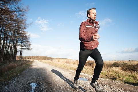 personnes, homme, exercice, le jogging, sport, courir, route, vert, herbe, des arbres, des nuages, ciel, en bonne santé, modes de vie, une personne, Vrais gens, toute la longueur, faire de l'exercice, Activité de loisir, la nature, vue de face, mode de vie sain, transport, journée, vêtements de sport, Vêtements, lumière du soleil, terre, en plein air, effort, 4K