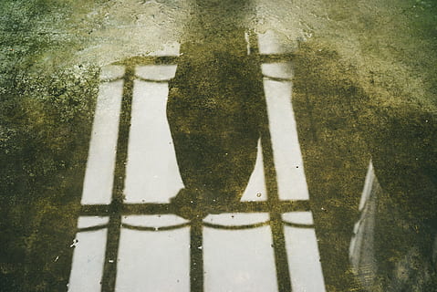 pyt, afspejling, sten-, linje, våd, vand, stadig, cement, vindue, crack, silhuet, grafisk, lys, mørk, beton, grunge, struktur, skygge, regn, forladt, gade, udendørs, mennesker, asfalt, snavset, baggrunde, 5K, CC0, offentligt domæne, royaltyfrie