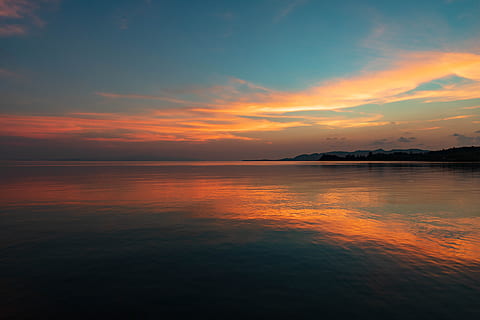 soare, cer, nor, apus de soare, natural, dispozitie, peisaj, la amurg, Abendstimmung, atmosfera, noapte, roșu, răsărit, amurg, mare, siluetă, ușoară, cerul seara, lumina soarelui, lemn, zori de zi, Munte, Prognoza meteo, apă, frumusețe în natură, scenice - natura, liniște, nor - cer, malul mării, o scenă liniștită, nici o persoana, idilic, natură, culoare portocalie, reflecţie, scenă non-urbană, în aer liber, la distanta, cerul romantic, 5K, CC0, domeniu public, fără drepturi de autor