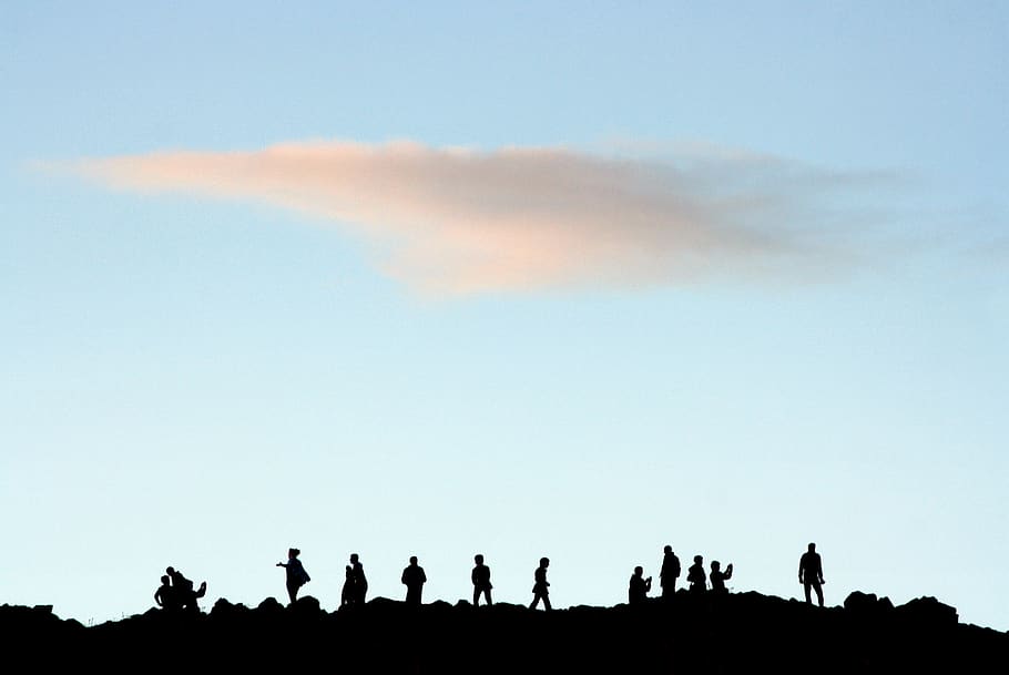 naturalesa, paisatge, cel, núvols, gent, silueta, blau, grup, grup de persones, multitud, núvol - cel, persones reals, medi ambient, còpia espai, activitat d'oci, bellesa a la natura, homes, de peu, persona irreconeixible, unió, escenics - natura, emoció, braços aixecats, espectador, 2K