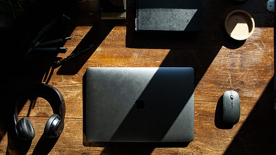 macbook, oppsett, design, interiør, programvare, utstyr, rom, grafisk design, arkitektur, tre, skrivebord, mus, morgen, wifi, datamaskin, eple, tre - materiale, ingen folk, innendørs, høy vinkel visning, sete, sollys, bord, stilleben, teknologi, stol, skygge, mat og Drikke, krus, forfriskning, svart farge, forbindelse, nærbilde, drikke, 2K, CC0, offentlig domene, opphavsrett gratis