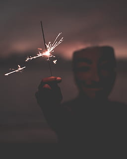 Mann, halten, Feuerknacker, Verbrennung, glühend, eine Person, Bewegung, Feier, beleuchtet, Feuerwerk, Wunderkerze, echte Menschen, Feuer, menschliche Hand, Kunst, Kultur und Unterhaltung, Nacht-, Langzeitbelichtung, Veranstaltung, Flamme, Freizeitbeschäftigung, Bewegungsunschärfe, Hand, Funken, dunkel, Feuerwerk - künstliches Objekt, Finger, 4K, CC0, gemeinfrei, lizenzfrei