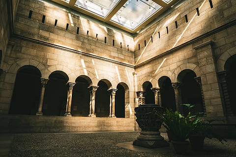 architettura, costruzione, finestra, lucernario, pavimento, arcuato, arco, terrazza, pilastro, colonna, cripta, pavimentazione, pietra da lastrico, cittadina, urbano, città, centro, soffitto a volta, abside, illuminazione, struttura costruita, storia, il passato, colonna architettonica, nessuno, scultura, statua, arte e artigianato, in casa, rappresentazione, rappresentazione umana, giorno, somiglianza maschile, pianta in vaso, natura, ornato, cortile, 5K, CC0, dominio pubblico, privo di copyright