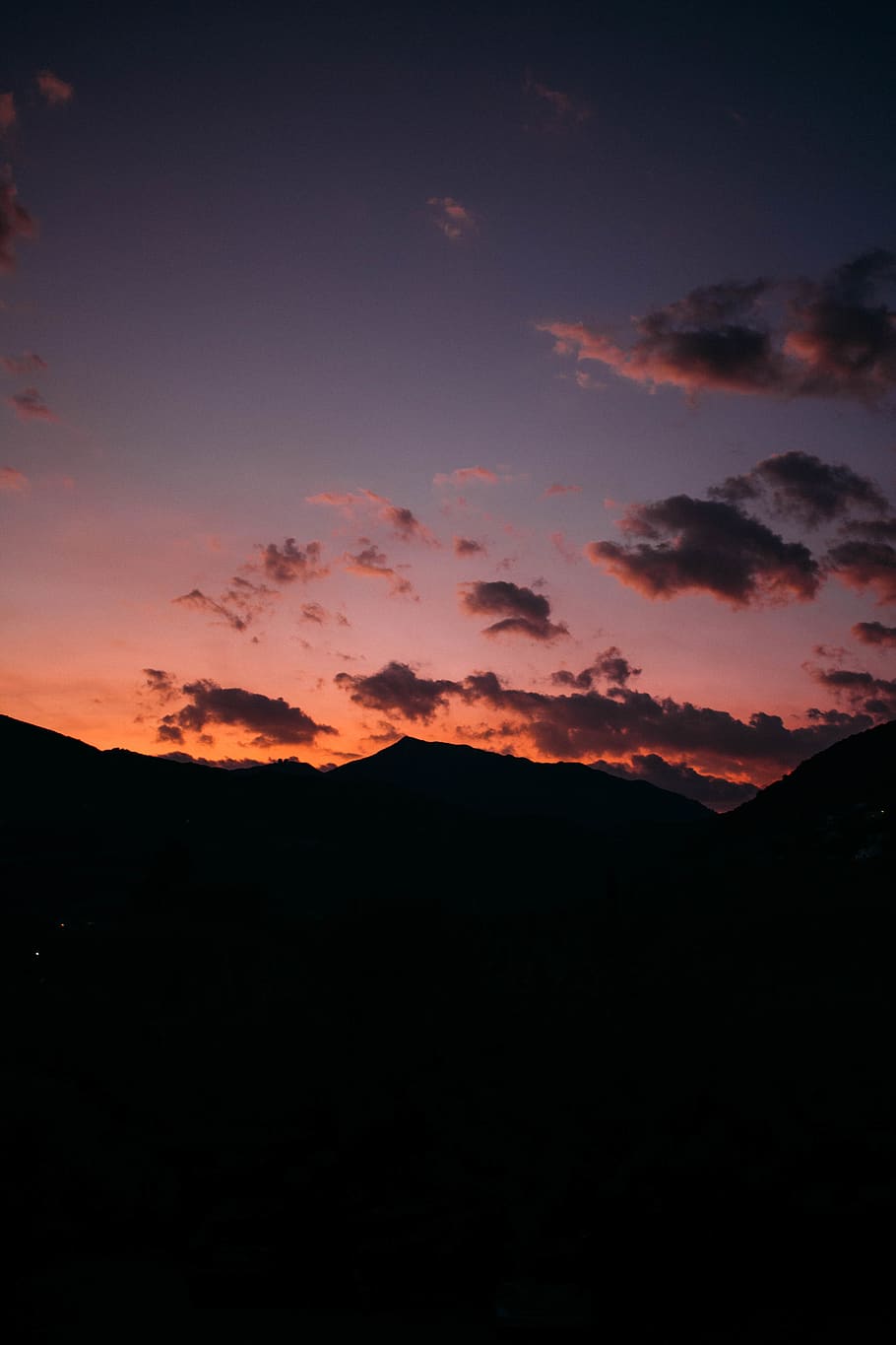 campo d'erba, rosa, blu, cielo, retroilluminato, nuvole, colore, buio, alba, sera, paesaggio, luce, montagna, natura, cielo rosso, panoramico, tramonto, scenics - natura, silhouette, bellezza nella natura, nuvola - cielo, scena tranquilla, la tranquillità, nessuno, catena montuosa, ambiente, colore arancione, idilliaco, copia spazio, cielo drammatico, maestoso, soggezione, 5K