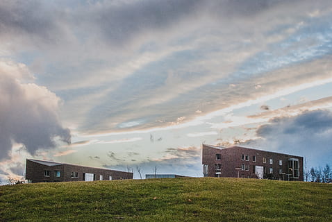 arkitektur, himmel, solnedgang, dramatisk, amherst, landdistrikterne, græs, bakke, mursten, form, sammensætning, skyer, farve, aften, bygget struktur, sky - himmel, bygning udvendig, bygning, plante, jord, natur, Mark, ingen mennesker, hus, dag, boligområde, fabrik, udendørs, scenics - natur, 2K, CC0, offentligt domæne, royaltyfrie