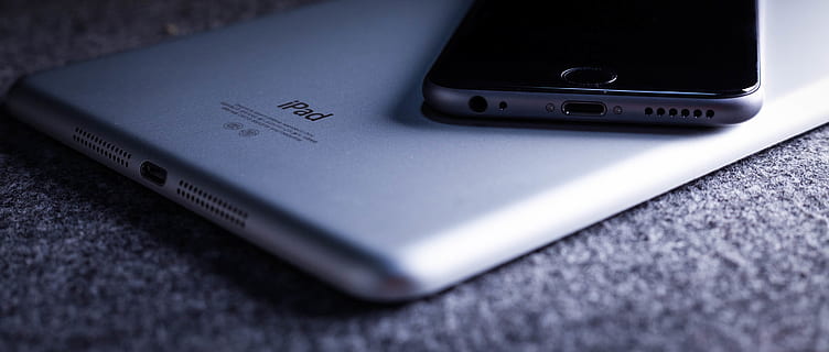 telefon, măr, tehnologia fără fir, comunicare, tehnologie, conexiune, calculator, telefon inteligent, dispozitiv portabil de informații, echipamente de calcul, telefon mobil, a închide, Internet, selectiv, echipament, tastatura, nici o persoana, comunicații globale, portabilitate, extreme close-up, laptop, un singur obiect, tastatură, modern, Echipament electric, organizator electronic, 2K, CC0, domeniu public, fără drepturi de autor