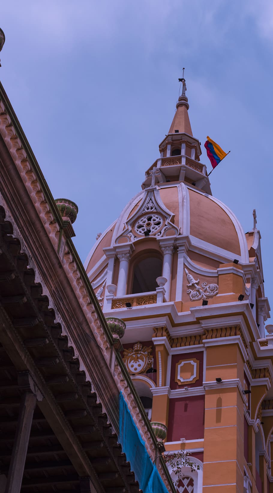 costruzione, Torre, Torre dell'orologio, toni caldi, Colombia, cartagena, Chiesa, architettura, scala, cupola, orologio, parlamento, guglia, campanile, ufficio postale, colonna, pilastro, città, urbano, struttura costruita, esterno dell'edificio, Inquadratura dal basso, cielo, religione, credenza, luogo di culto, spiritualità, nessuno, natura, destinazioni di viaggio, giorno, il passato, storia, viaggio, all'aperto, ornato, 5K