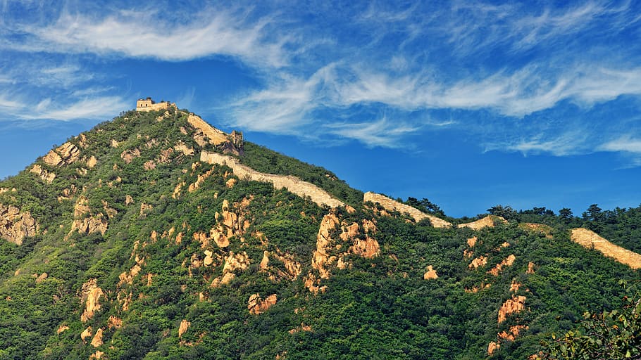 verd, turons, núvols cirros alts, núvols, la llum del dia, paisatge, muntanya, naturalesa, panoràmica, escènic, vista, cel, turisme, arbres, medi ambient, escenics - natura, bellesa a la natura, planta, núvol - cel, terra, escena tranquil·la, tranquil·litat, cap gent, arbre, escena no urbana, blau, Serra, a l'aire lliure, idíl·lic, cim de muntanya, 5K