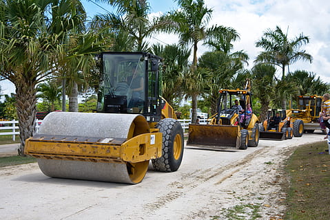 parade, byggemateriale, valse, loader, rendegraver, landskabet, landevej, træ, transportmidler, transportform, Palme træ, plante, land køretøj, tropisk klima, vej, byggebranchen, dag, natur, by, himmel, gade, byggemaskiner, maskineri, udendørs, byggeplads, motor køretøj, earth mover, 5K, CC0, offentligt domæne, royaltyfrie