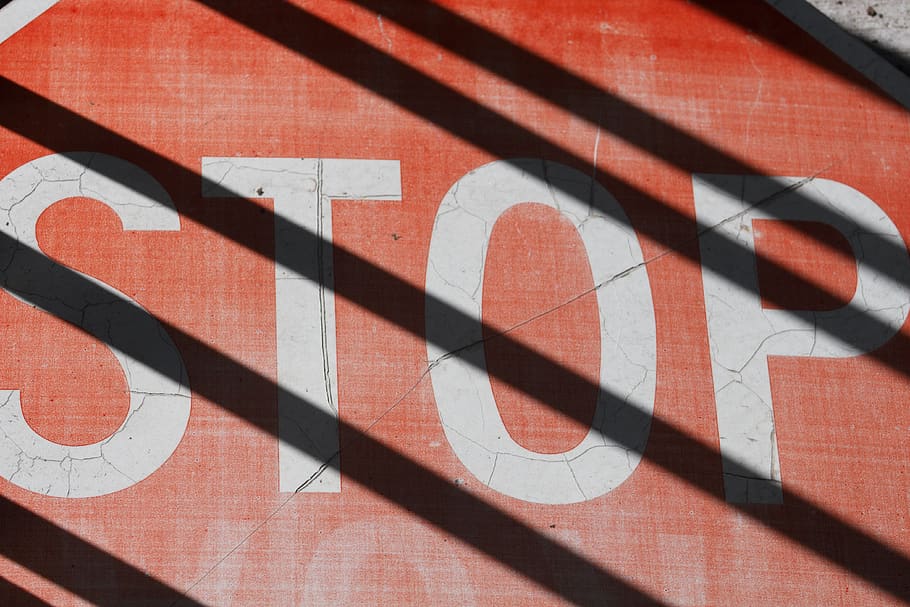 červená stop zpívat, text, abeceda, slovo, symbol, číslo, podepsat, ampersand, domovní dekorace, záchranný kruh, dopravní značka, hudební nástroj, kytara, volnočasové aktivity, malování, umění, nástěnná malba, kolo, stroj, kola z lehké slitiny, mluvil, nikdo, slunečního světla, stín, den, nástěnný prvek, Červené, sdělení, venku, architektura, vzor, detail, stavba, graffiti, dopis, tvar, slunný, západní skript, Příroda, zaměřit se na stín, zpráva, 4K