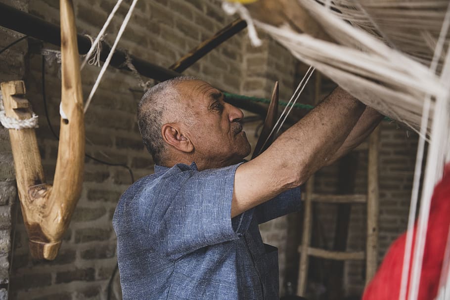 home man, de peu, teixit, swing, persona, humà, gent, iran, بلوار قاضی میرحسین ، استان یزد ، میبد ،، iran, fuster, construcció, gris, persones reals, una persona, homes, adult, mascles, celebració, adult gran, estils de vida, mirant, ocupació, treball, roba casual, a l'interior, adult madur, homes majors, homes madurs, cintura cap amunt, 5K