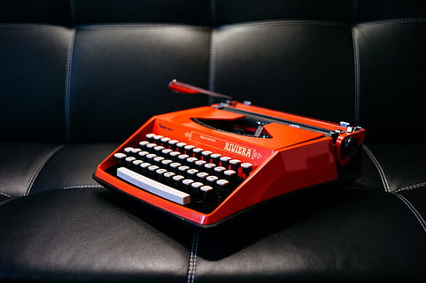 oransje elektrisk skrivemaskin, skrivemaskin, skinnsofa, sofa, lær, riviera, tastatur, retro, Rivera, oransje, rød, innendørs, teknologi, ingen folk, retro stylet, virksomhet, foreldet, enkelt objekt, gammel, bord, kommunikasjon, nærbilde, antikk, møbler, fokusere på forgrunnen, tekst, 4K, CC0, offentlig domene, opphavsrett gratis