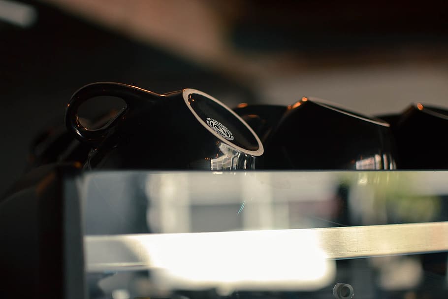 caffè espresso, caffè, tazza, macchina, avvicinamento, bere, cibo, cappuccino, bicchieri, nessuno, cibo e bevande, in casa, occhiali, concentrarsi sulle conoscenze acquisite, messa a fuoco selettiva, riflessione, assenza, natura morta, movimento, tavolo, natura, giorno, luce del sole, occhiali da sole, metallo, lega, acciaio, 1080P
