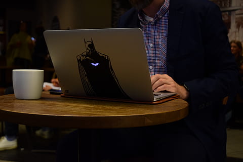 calculator, muncă, batman, Sticker, cafea, starbucks, tip, scris, masa, Afaceri, macbook, tehnologia fără fir, tehnologie, ceașcă, băutură, comunicare, mancare si bautura, halbă, o persoana, oameni adevărați, conexiune, gustare, cană de cafea, în interior, cafea - băutură, midsection, adult, cafenea, 5K, CC0, domeniu public, fără drepturi de autor