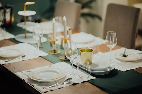 alb, ceramică, dinnerware, a stabilit, maro, masa, sticlă, cadru, mănâncă ustensile, pahar de vin, în interior, mancare si bautura, setarea locului, absență, farfurie, ustensile de bucatarie, echipamente de uz casnic, pahar de băut, masă, restaurant, mobila, vin, furculiţă, nici o persoana, Afaceri, cuțitul de masă, faianță, 5K, CC0, domeniu public, fără drepturi de autor