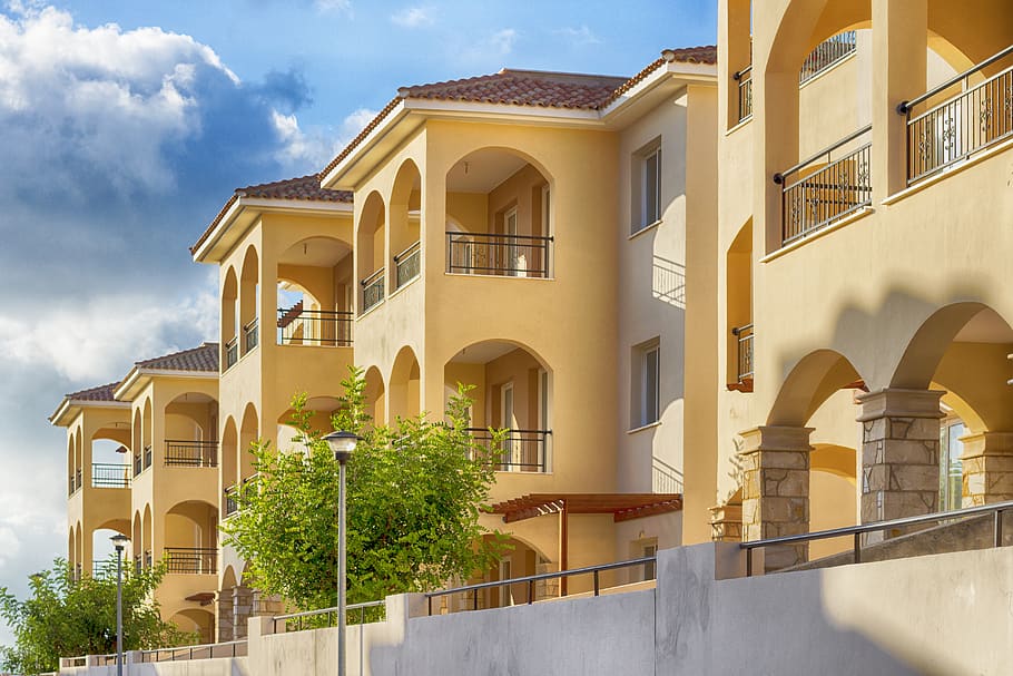 Xipre, paphos, fons de pantalla, arquitectura, estructura construïda, exterior de l'edifici, edifici, finestra, naturalesa, barri residencial, cel, arbre, núvol - cel, planta, arc, casa, cap gent, llum solar, a l'aire lliure, dia, luxe, vista d’angle baix, groc, columna arquitectònica, 5K